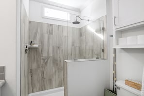 Shower, hair dryer, towels - Located 10 mins from the beach! Central Location! (Naples)