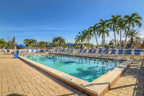 Located 10 mins from the beach! Central Location!