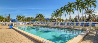 Located 10 mins from the beach! Central Location!