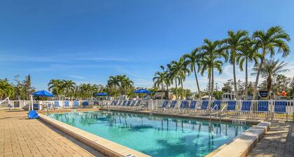 Located 10 mins from the beach! Central Location!