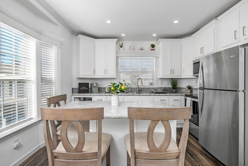 Located 10 mins from the beach! Central Location!