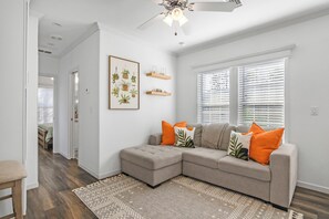 Smart TV - Located 10 mins from the beach! Central Location! (Naples)