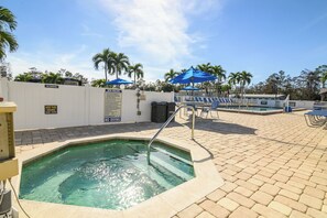 A heated pool - Located 10 mins from the beach! Central Location! (Naples)