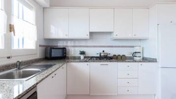 House, 3 Bedrooms, Terrace | Private kitchen