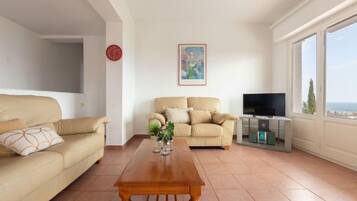 House, 3 Bedrooms, Terrace | Living area