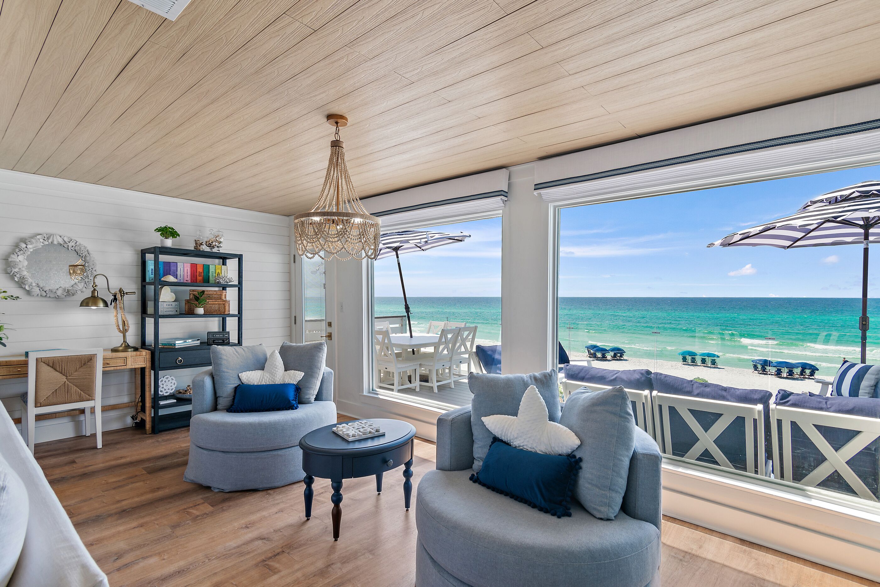 Älytelevisio, takka, DVD-soitin, stereot