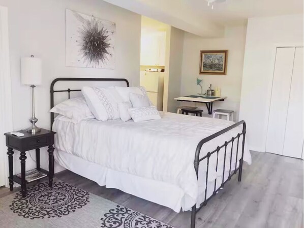 1 bedroom, WiFi, bed sheets - Private, Serene, Close to Everything Apartment in Charleston. (Charleston)