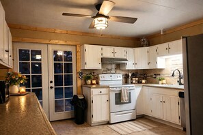 Fridge, microwave, oven, stovetop - Pet Friendly Riverfront Cabins for Group Events and Gatherings - Hot Tub (Dubois)