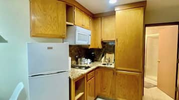 Full-size fridge, microwave, stovetop, cookware/dishes/utensils