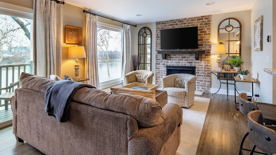 Cumberland River Views, Walk to Broadway, Downtown & Stadium Rockin' Riverfront