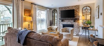 Cumberland River Views, Walk to Broadway, Downtown & Stadium Rockin' Riverfront