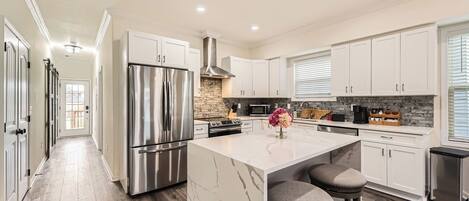 Refrigerador, microondas, horno, placa de cocina