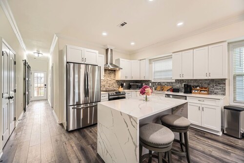 The Mellow Yellow Retreat! A Beautiful Home – 5 Minutes from Downtown Nashville.