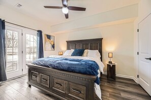 3 bedrooms, desk, iron/ironing board, free WiFi