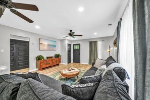 Smart TV - Beautiful Coastal Home 10 Minutes from Pensacola Beach! SuperHost 1k+ Reviews (Gulf Breeze)