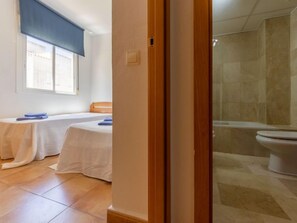 บ้านพัก, 4 ห้องนอน, ระเบียง | ห้องน้ำ