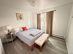 2 bedrooms, travel cot, WiFi, bed sheets - Hidden Waterfront Oasis (Fairbanks)