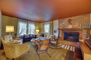 TV, books - 5 Mi to Castlewood Canyon: 'Grandma's House' (Franktown)