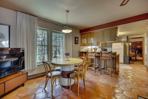 Dining - 5 Mi to Castlewood Canyon: 'Grandma's House' (Franktown)