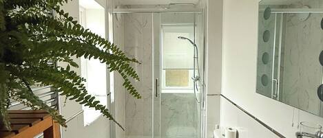 House, Balcony, Garden View | Bathroom