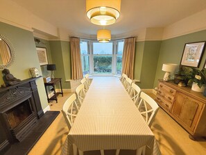 Ferienhaus, Balkon, Gartenblick | Essbereich im Zimmer