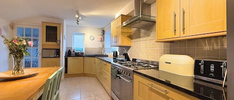 House, Balcony, Garden View | Private kitchen | Fridge, microwave, oven, stovetop