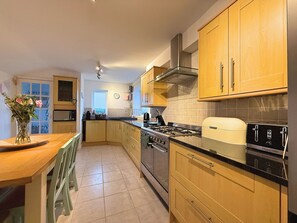 Casa, sacada, vista para o jardim | Cozinha privada | Geladeira, micro-ondas, fogão, cooktop