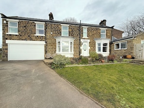 Exterior - Spacious 4BR Retreat for 8 (Dronfield)