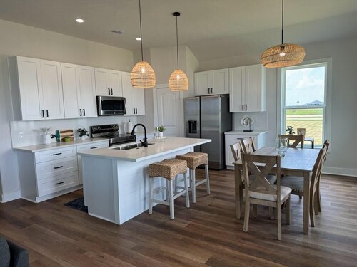 Charming 3-bedroom house in delightful Treasure Island with WiFi, AC
