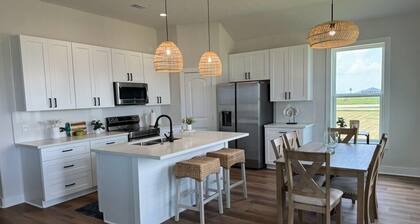 Charming 3-bedroom house in delightful Treasure Island with WiFi, AC
