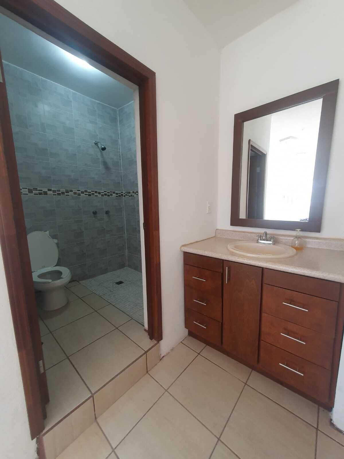 Dusch, handdukar, tvål och toalettpapper