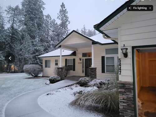 Charming 3-bedroom house sleeps 8 with high speed WiFi in Twin Lakes Village