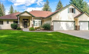 Exterior - Charming 3-bedroom house sleeps 8 with high speed WiFi in Twin Lakes Village (Rathdrum)