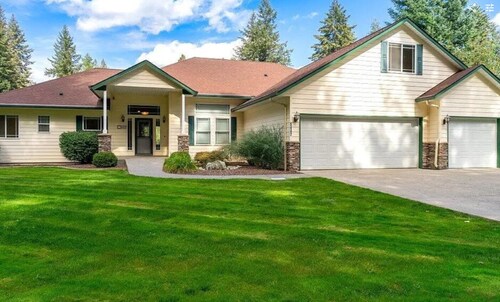 Charming 3-bedroom house sleeps 8 with high speed WiFi in Twin Lakes Village