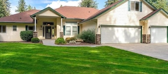 Charming 3-bedroom house sleeps 8 with high speed WiFi in Twin Lakes Village