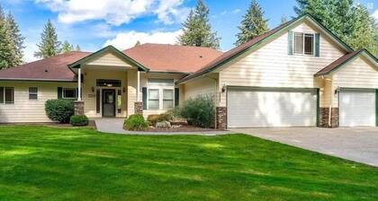 Charming 3-bedroom house sleeps 8 with high speed WiFi in Twin Lakes Village