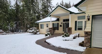 Charming 3-bedroom house sleeps 8 with high speed WiFi in Twin Lakes Village