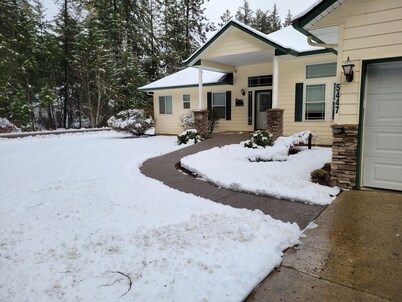 Charming 3-bedroom house sleeps 8 with high speed WiFi in Twin Lakes Village