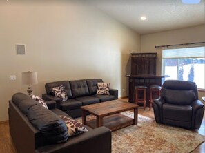 Smart TV, fireplace, DVD player, books - Charming 3-bedroom house sleeps 8 with high speed WiFi in Twin Lakes Village (Rathdrum)