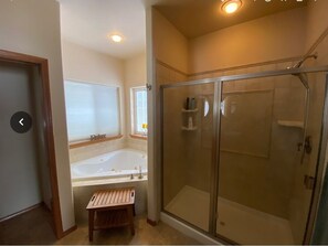 Dusche, Whirlpool, Haartrockner, Handtücher