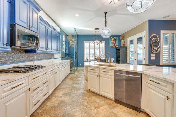 Fridge, microwave, stovetop, dishwasher