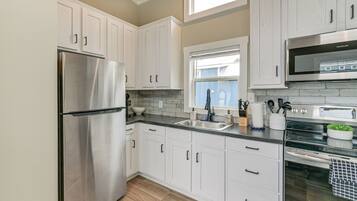 Refrigerador, microondas, parrilla de estufa y cafetera y tetera