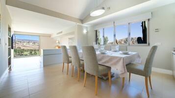 Villa, 5 Bedrooms | Dining