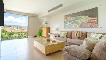 Villa, 5 Bedrooms | Living area