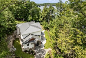 Exterior - Stunning 5 bed 3 bath cottage on Lake Rosseau with beautiful beach! (Rosseau)