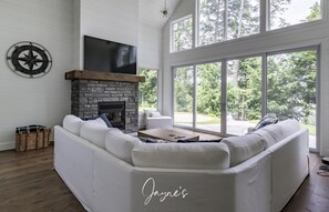 Smart TV, caminetto, libri