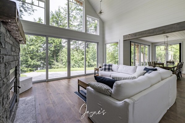 Smart TV, caminetto, libri