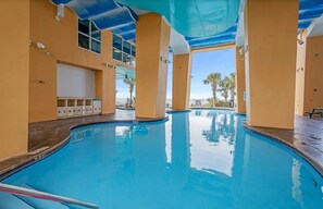 Una piscina al aire libre, una piscina climatizada