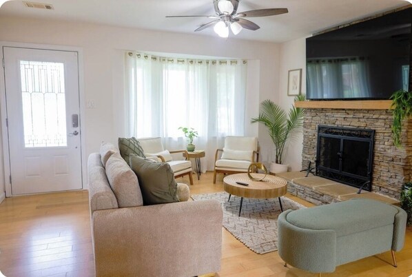 Smart TV, fireplace