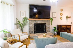 Smart TV y chimenea 